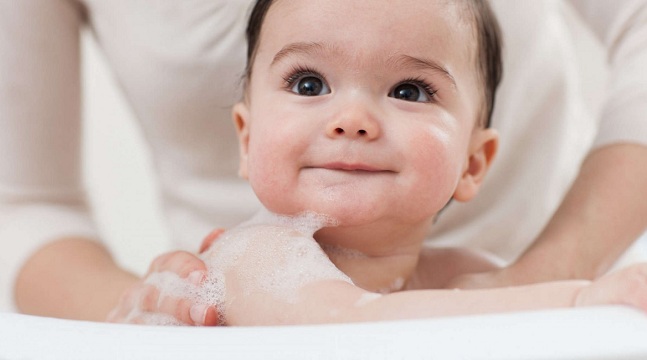 Tắm bé - 10 ngày vàng chăm sóc trẻ sơ sinh